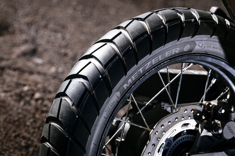 Metzeler_MCE_Karoo_Street_rear_2